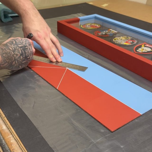 Some squadron patches, floated onto art glass to give them a true suspended appearances. Hand painted frame and fillets to continue onto the background, creating a seamless transition. Loved how this came out in the end, let us know what you think.
#framing #painting #squadronpatches #london #bespoke