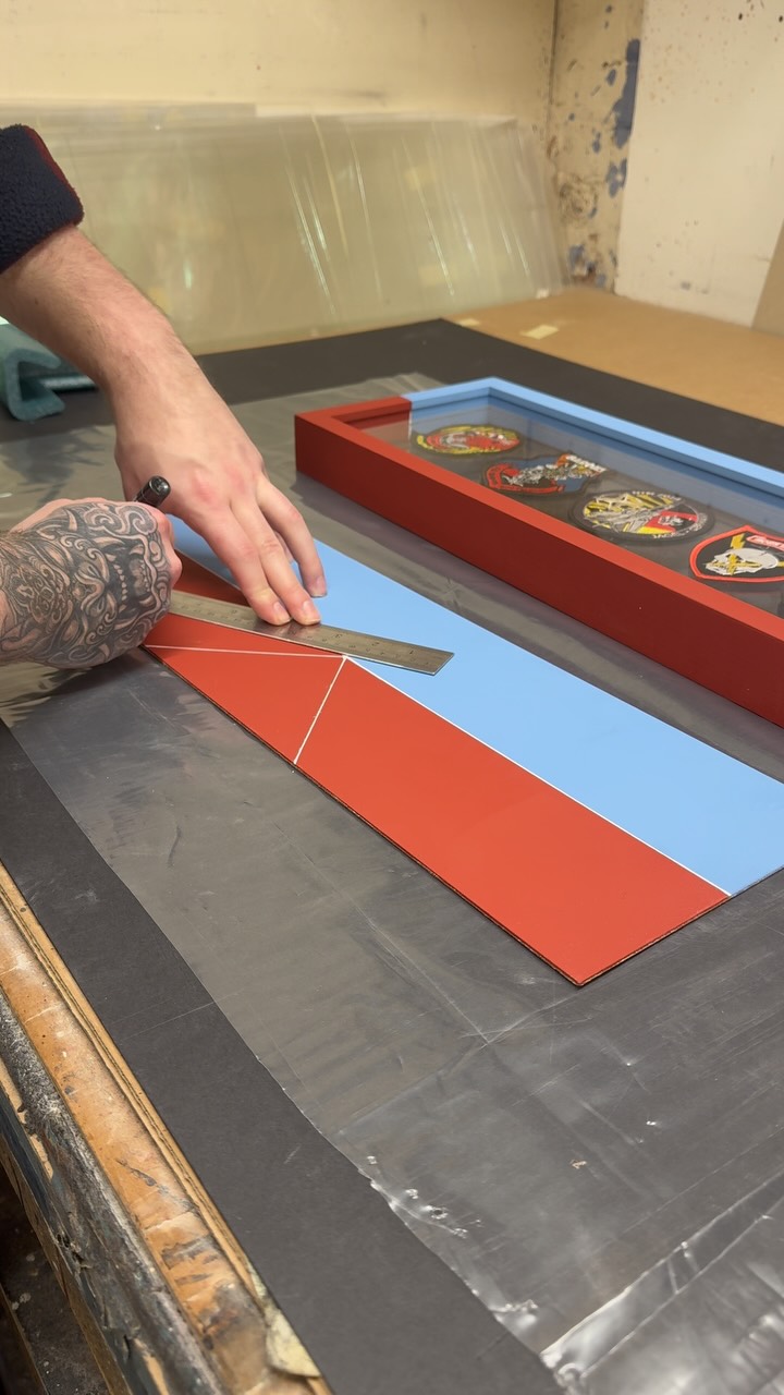Some squadron patches, floated onto art glass to give them a true suspended appearances. Hand painted frame and fillets to continue onto the background, creating a seamless transition. Loved how this came out in the end, let us know what you think. 

#framing #painting #squadronpatches #london #bespoke