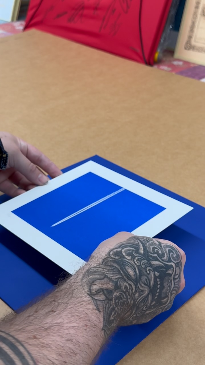 This is a process video of a hand painted tulip frame all painted one colour to match the beautiful screen print called “Avian” by Bench Allen @benchallen based at the gallery/studio @jealous_london
Raised floated, and displayed with AR70 art glass.
Let us know what you think.