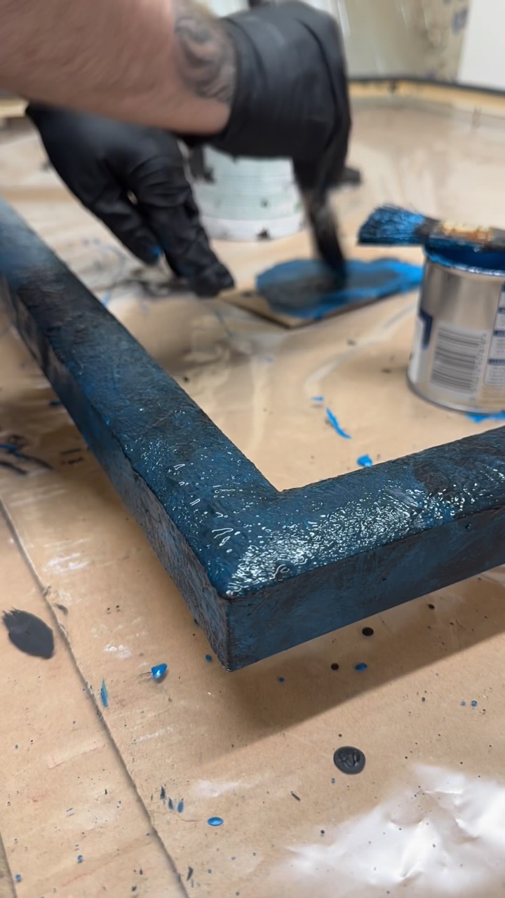 This is a new hand painted finish that was developed by our manager Darren @daz_sparky based at our Notting hill Branch. The painted textured finish compliments the beautiful artwork done by @marion.macphee which was displayed and sold at this years summer exhibition at th @royalacademyarts 

Our client was happy for us to be a bit more experimental with the finish of the frame and we were extremely happy with how it came out. 

Floated and displayed with AR70 art glass to add some UV protection and an anti reflection effect, to show off as much as possible of the beautiful artwork. 

Let us know what you think. 

#art #whale #london #framing #bespoke